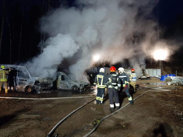 Podpalono 6 aut i minikoparkę. Jeden z pojazdów został skradziony