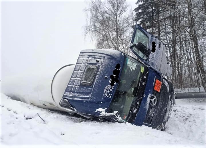 Cysterna z gazem wjechała do rowu