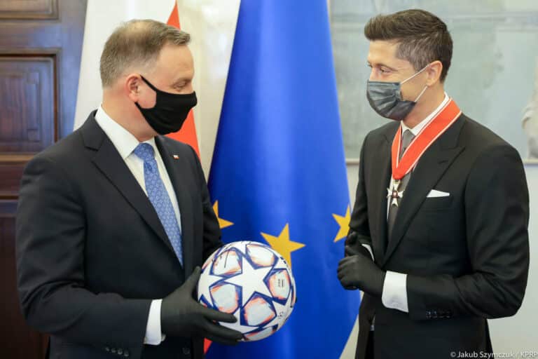 Prezydent Duda wręczył odznaczenie państwowe Robertowi Lewandowskiemu