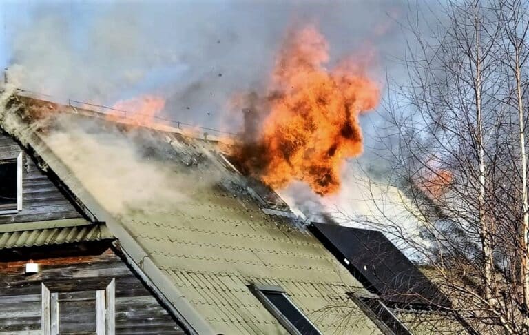 50 strażaków walczyło z pożarem domku letniskowego. Straty wyceniono na ponad milion złotych