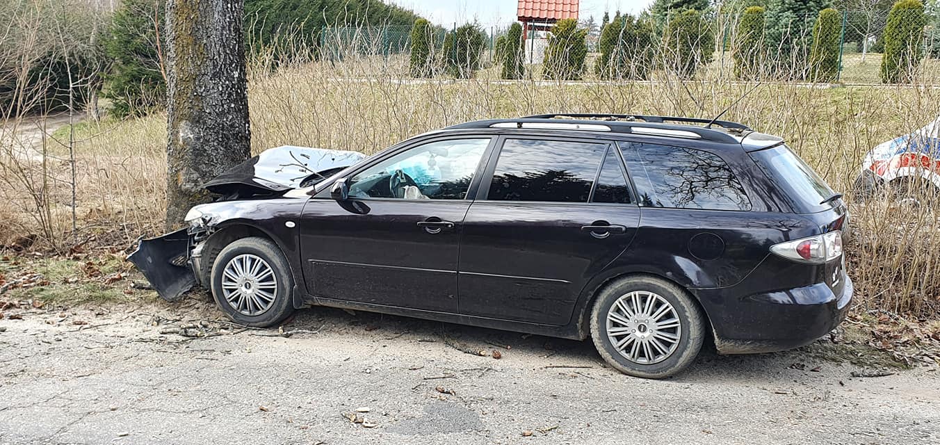 Rozbił się Mazdą na drzewie i zwiał z miejsca wypadku