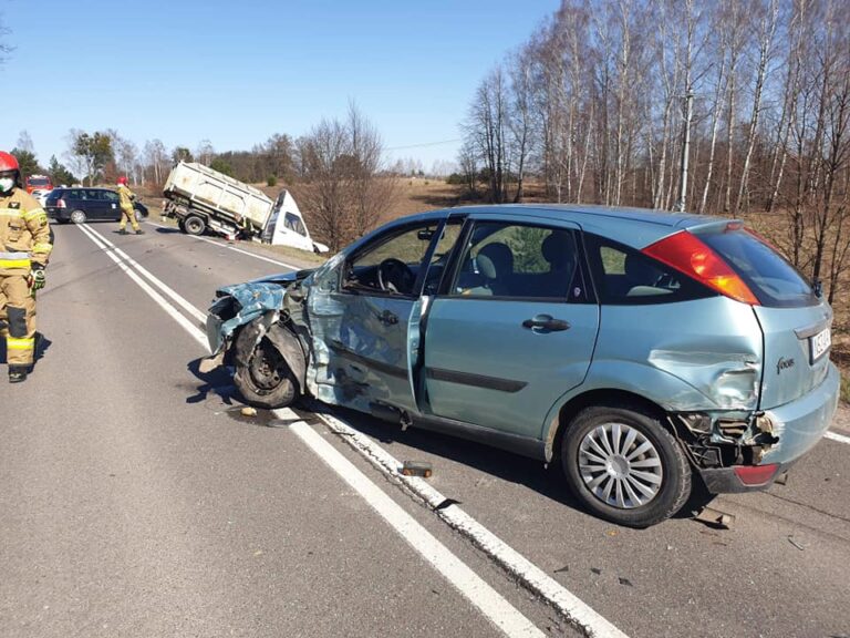 Zderzenie aut zablokowało drogę. Jedna osoba jest poszkodowana