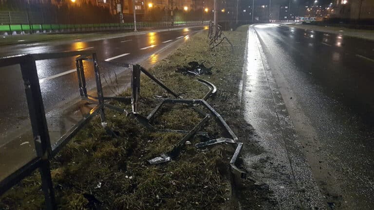 21-latek szalał BMW na ulicach Olsztyna. Przygodę zakończył na barierkach