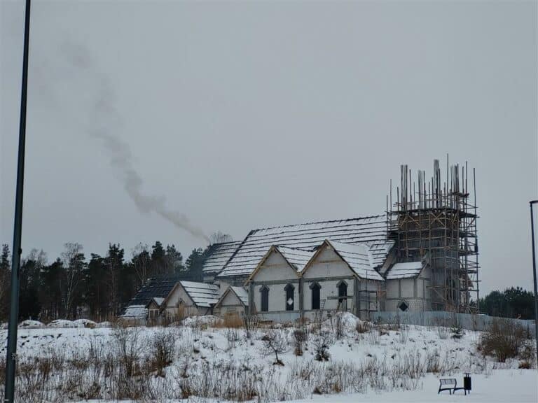 Mieszkańcy skarżą się na gryzący dym. Winą obarczają parafię