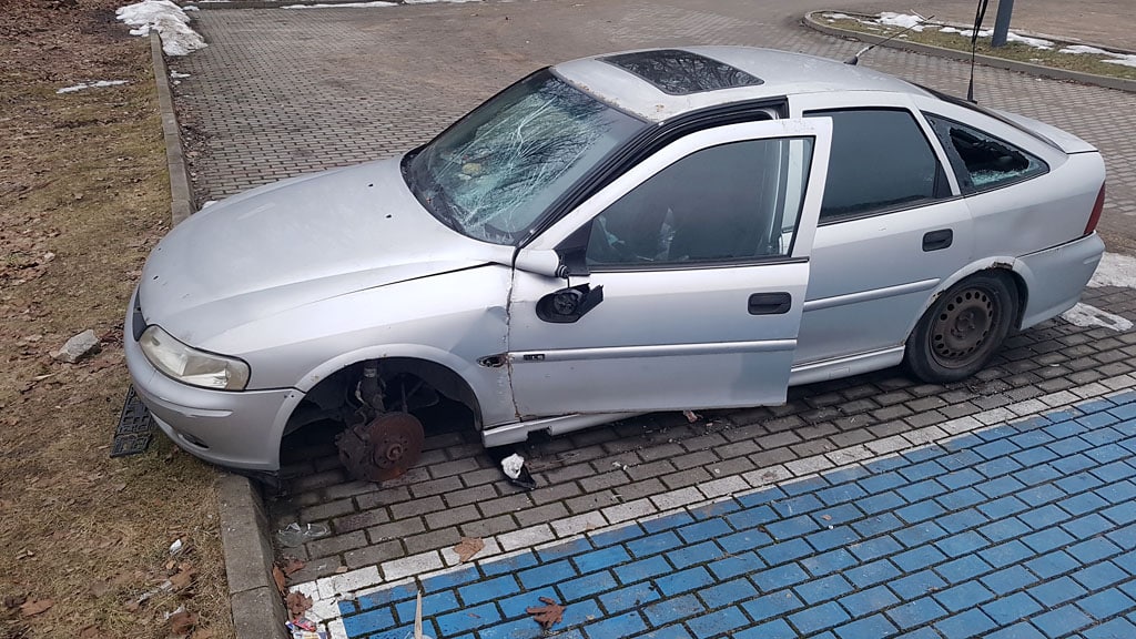 Plaga zdewastowanych i porzuconych aut w Olsztynie
