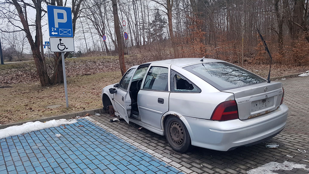 Plaga zdewastowanych i porzuconych aut w Olsztynie