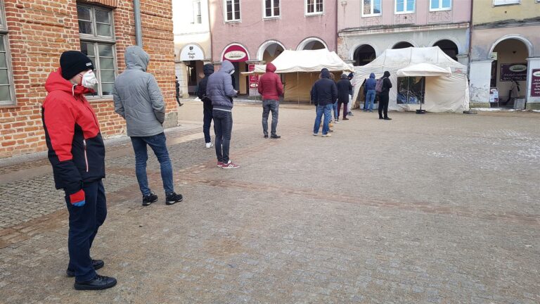 Ogromne kolejki po kwiaty na Starym Mieście