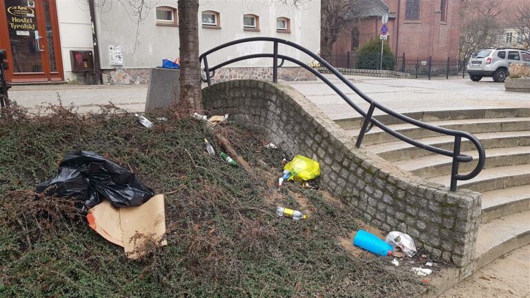 Olsztyńska star&oacute;wka tonie w śmieciach