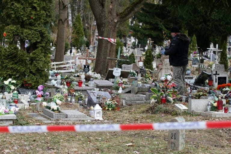 Zdewastowano dziecięce groby na olsztyńskim cmenatarzu