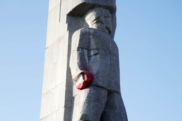 Pomnik z olsztyńskich &bdquo;szubienic&rdquo; się sypie?