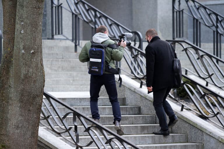 Jeszcze sędzia czy już celebryta? Juszczyszyn rozdaje autografy i nie opędza się od kamer