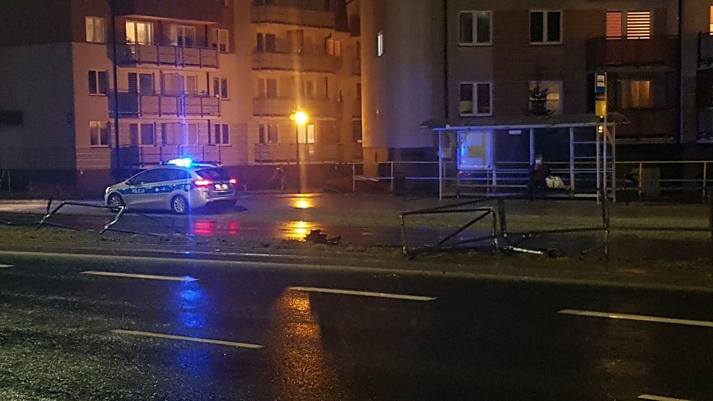 21-latek szalał BMW na ulicach Olsztyna. Przygodę zakończył na barierkach Jaroty Wiadomości, Olsztyn