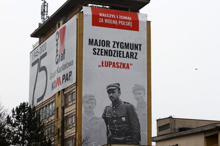 W Olsztynie zawisł baner z &bdquo;Łupaszką&rdquo; ku pamięci Żołnierzy Wyklętych
