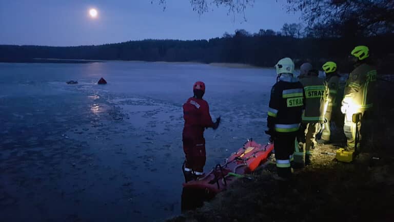 Wyłowiono coś z tafli wody. Świadkowie byli przerażeni