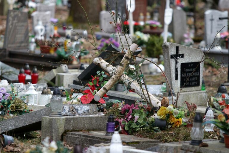 Zdewastowano dziecięce groby na olsztyńskim cmenatarzu