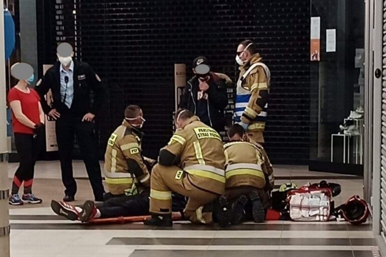 21-latek spadł z ruchomych schodów w galerii. Trafił do szpitala