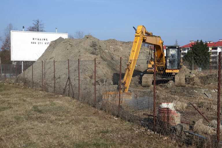 Ponad 40-metrowy masz stanie nad Łyną. Prace ruszyły mimo sprzeciwu ratusza