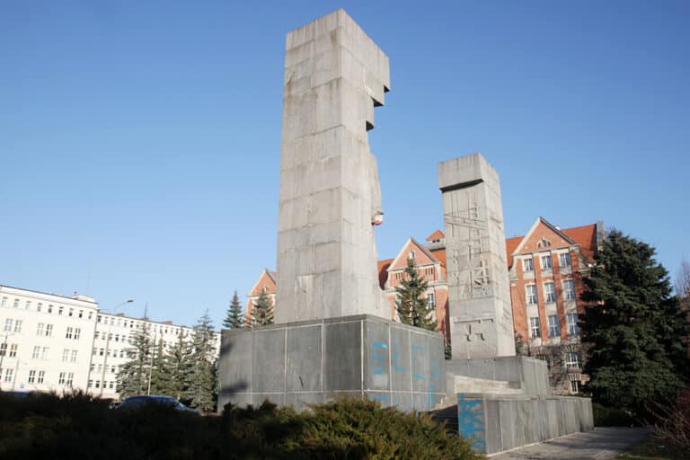 Pomnik z olsztyńskich „szubienic” się sypie?