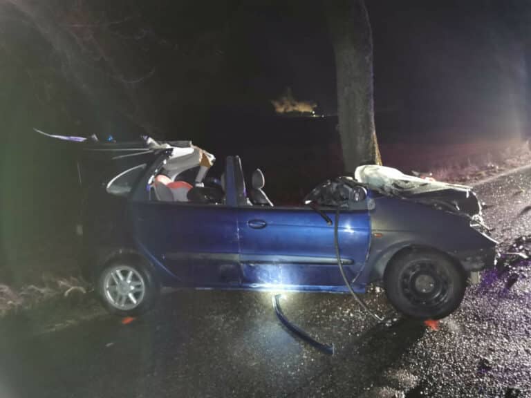 Rozbił się autem na drzewie. Grozi mu do 5 lat pozbawienia wolności