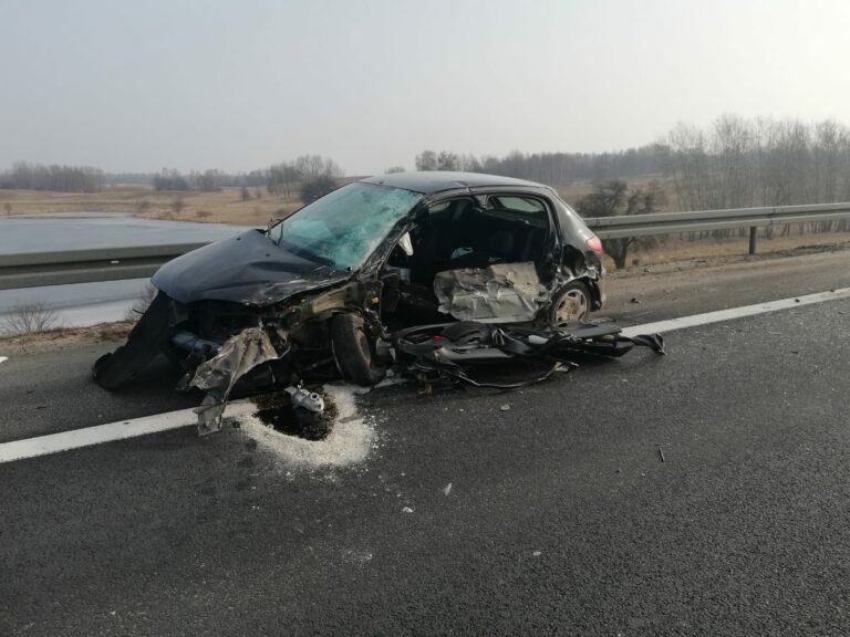 Zderzenie busa z osob&oacute;wką. Cudem uniknięto tragedii