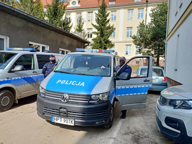 Pr&oacute;ba samob&oacute;jcza. Poślizgnął się i zaczął spadać. Wydarzył się cud na czwartym piętrze