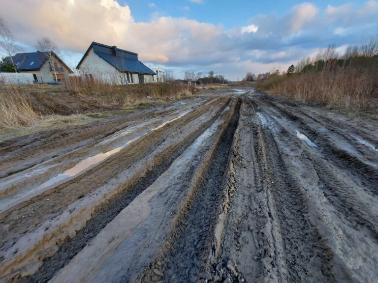 Ma problem, by dojechać do domu. Jest błoto zamiast drogi