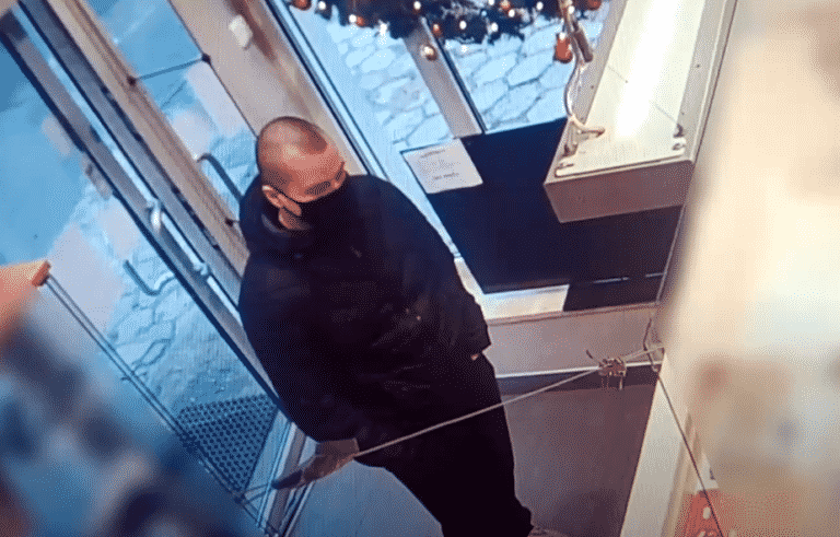 Chwycił za złoto i wybiegł z lombardu