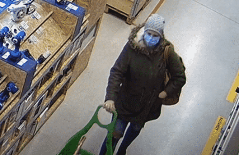 Czy to ona wyniosła kilkanaście rzeczy ze sklepu? Policja publikuje wizerunek kobiety