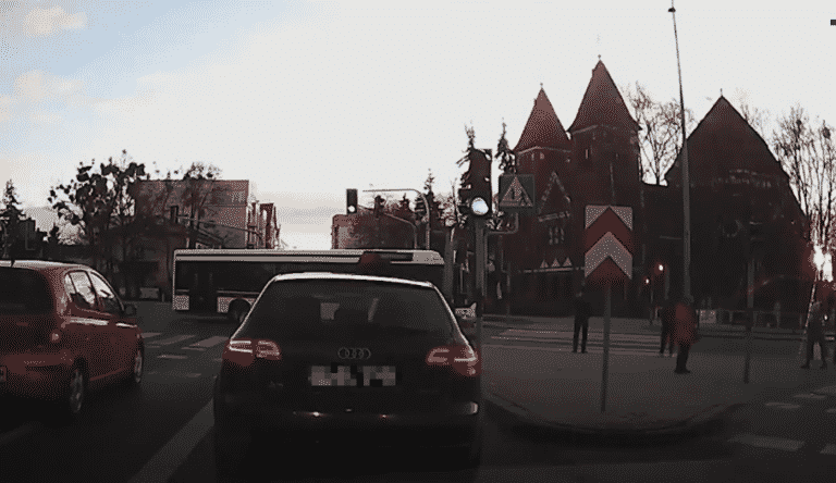 Autobus miejski przeszarżował przez skrzyżowanie na czerwonym