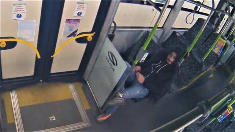 Był strasznie napalony. Robił to w autobusie miejskim. Nagranie trafiło do internetu