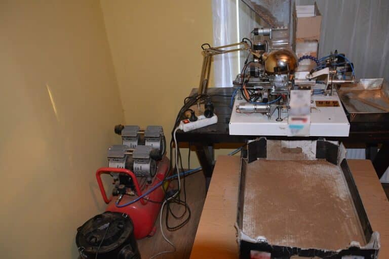 W pokoju urządzili wytw&oacute;rnię nielegalnych papieros&oacute;w