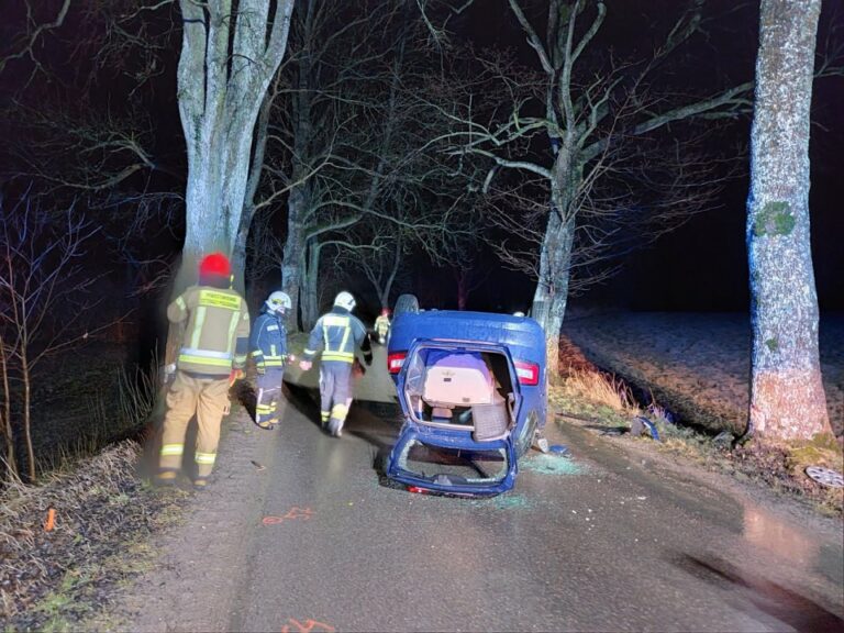 Dachował na środku drogi