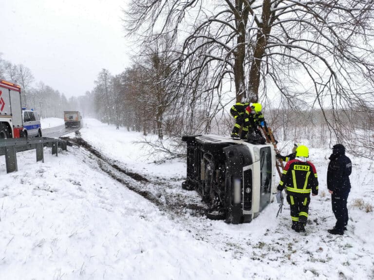 Dostawczy Fiat spadł do rowu. Kolejna kolizja na DK51
