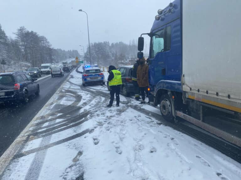 Ciężar&oacute;wka wjechała w tył Toyoty. Jedna osoba trafiła do szpitala