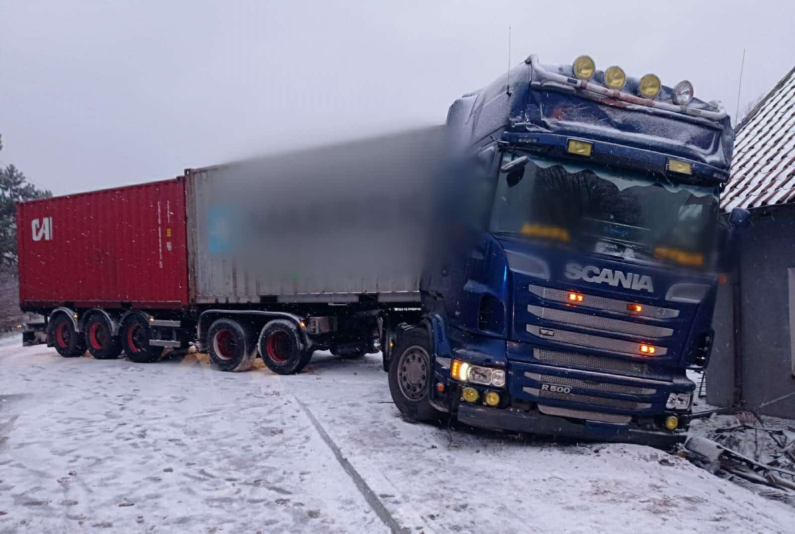 Zablokowana droga! Tir wjechał w dom