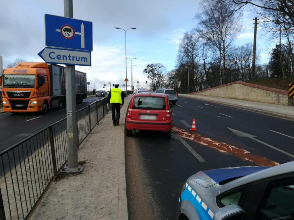 Utrudnienia w ruchu w Olsztynie. Zderzenie trzech samochodów