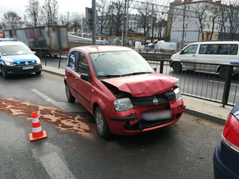 Utrudnienia w ruchu w Olsztynie. Zderzenie trzech samochod&oacute;w