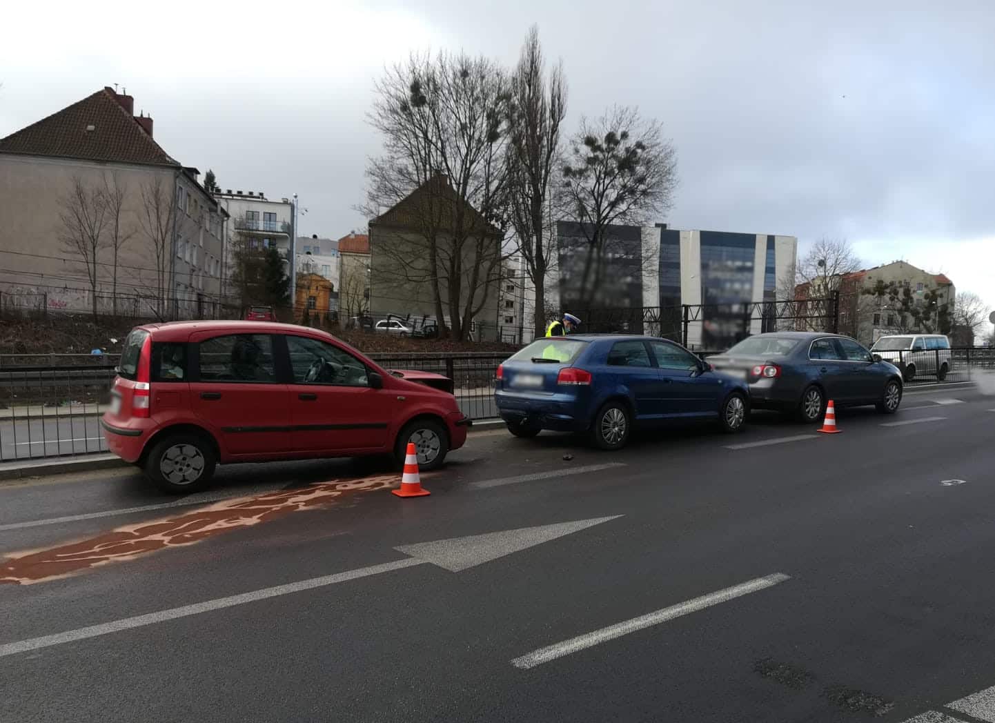 Utrudnienia w ruchu w Olsztynie. Zderzenie trzech samochodów