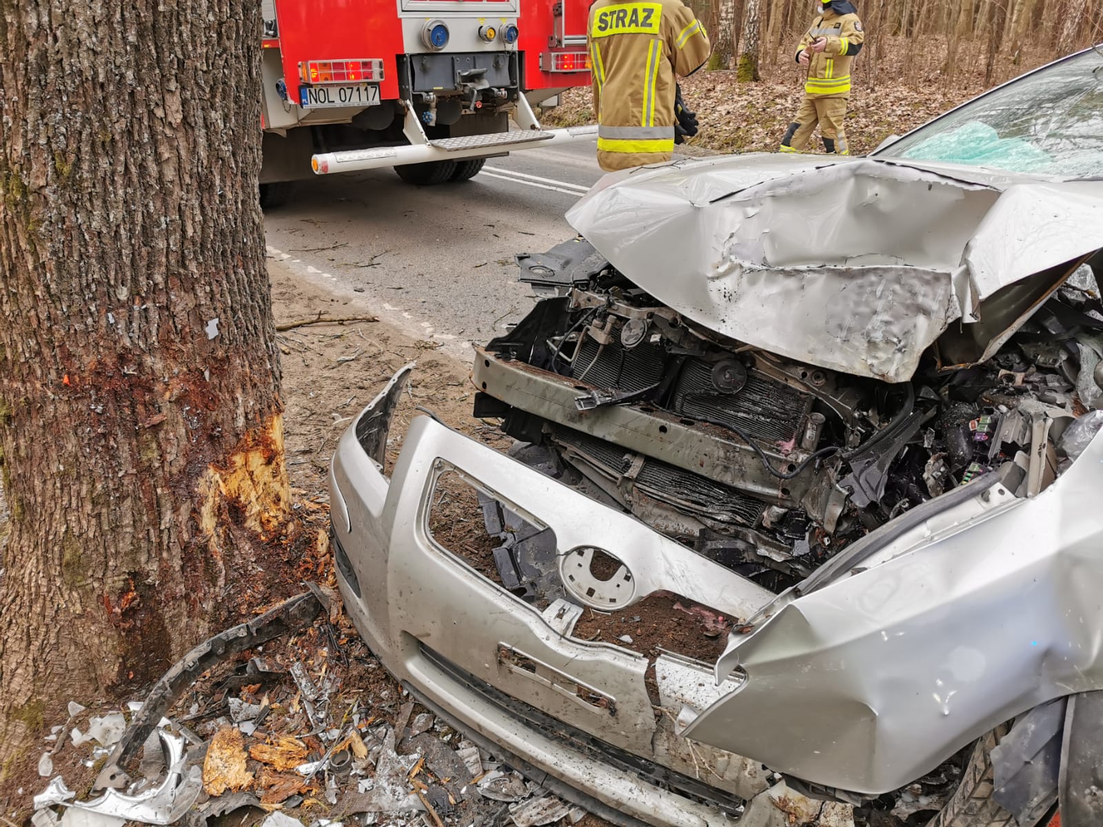 Są utrudnienia na tym odcinku drogi. Kierujący wjechał w drzewo