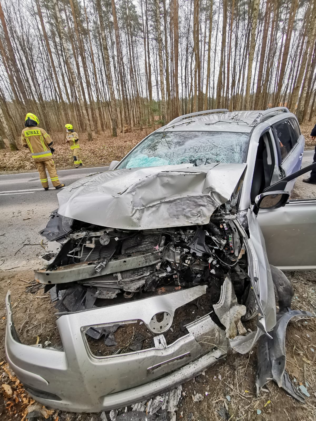 Są utrudnienia na tym odcinku drogi. Kierujący wjechał w drzewo