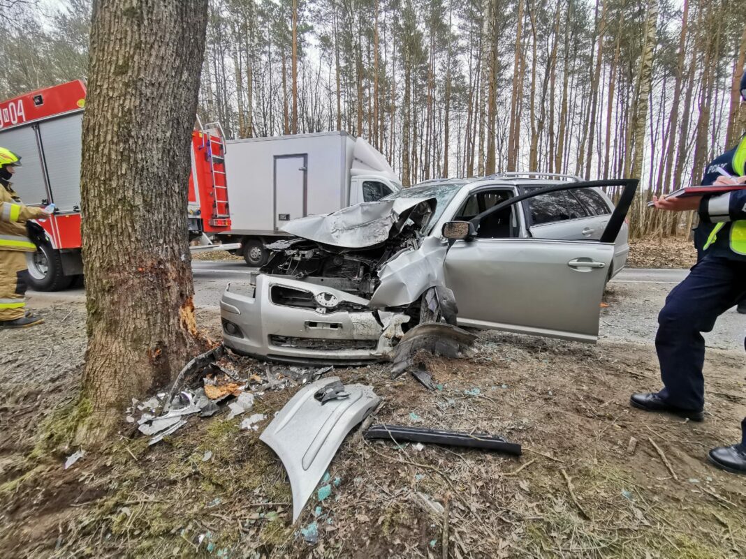 Są utrudnienia na tym odcinku drogi. Kierujący wjechał w drzewo