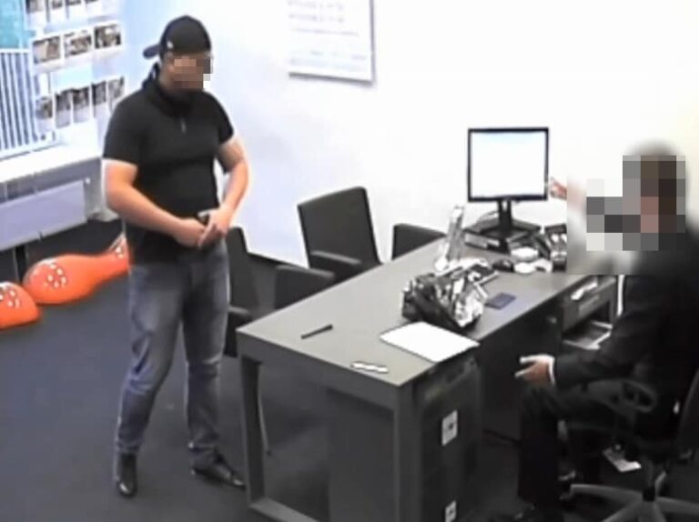 Napad na bank w Rozogach, policja szuka sprawcy