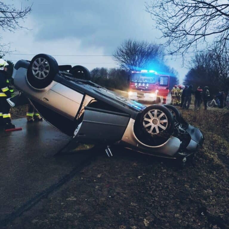 21-latek doprowadził do dachowania na środku drogi