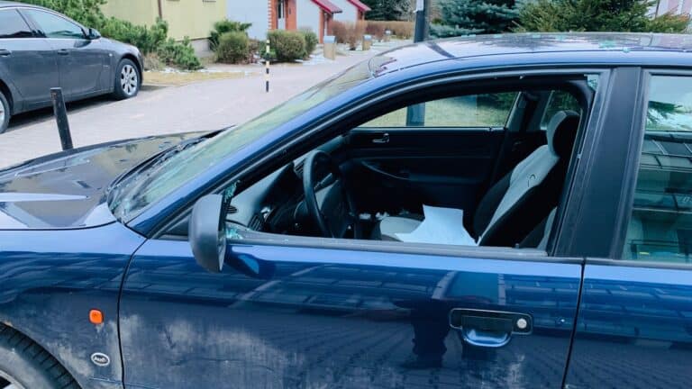 Kolejne porzucone auto w Olsztynie? Stoi na środku osiedla z wybitymi szybami