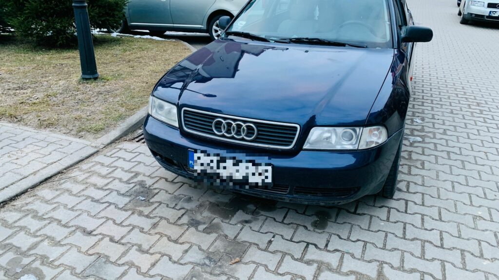 Kolejne porzucone auto w Olsztynie? Stoi na środku osiedla z wybitymi szybami