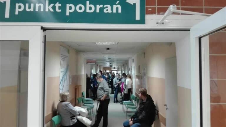 Ogromne kolejki bez zachowania dystansu w Szpitalu Uniwersyteckim