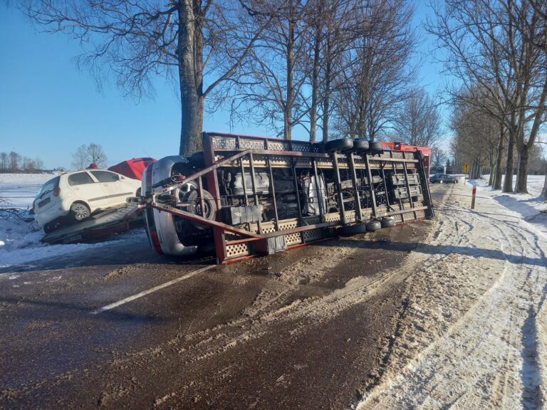 Mężczyzna wjechał lawetą do rowu. Trafił do szpitala