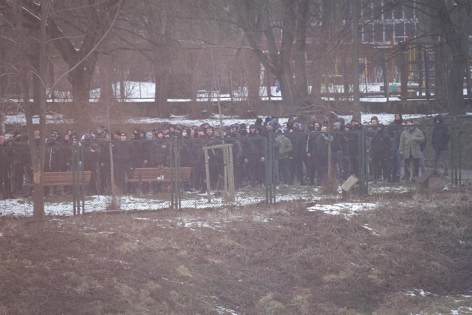 Tłum kibiców pod stadionem Stomilu Olsztyn