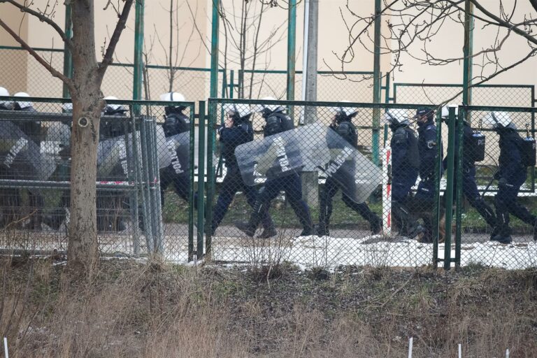 Tłum kibic&oacute;w pod stadionem Stomilu Olsztyn