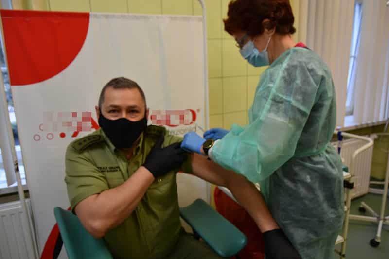 Pierwsi funkcjonariusze straży granicznej zaszczepieni przeciwko COVID-19 koronawirus Wiadomości, Wideo